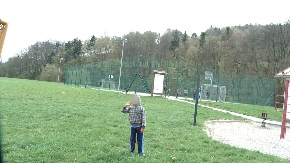 Romské děti by rády měly na hřišti trávník nebo venkovní posilovnu.