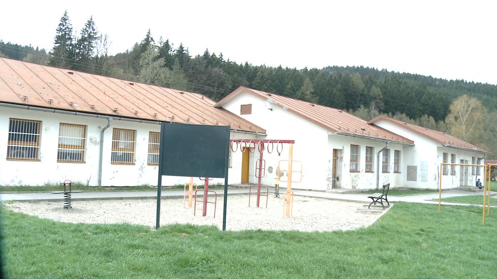 V těchto budovách v lokalitě Poschla působí vsetínská diakonie, která tamní děti připravuje na nástup do základních škol.