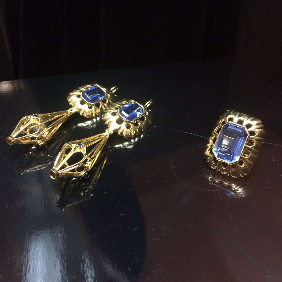 Zlaté náušnice s drahými kameny a prsten osazený akvamarínem, šperky žen z finské skupiny Romů Kale.