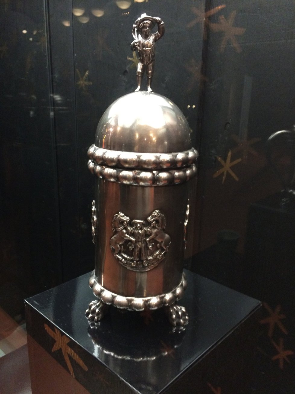 Vajdovský stříbrný pohár s výjevy ze života Romů, přelom 18. a 19.století.
