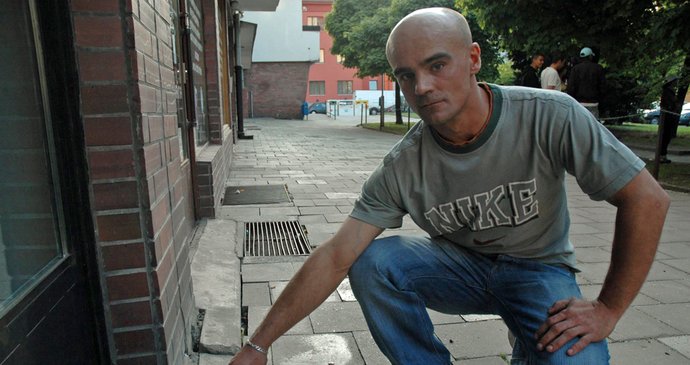 Miloslav Šimánek, který šel napadeným dětem na pomoc, ukázal střepy z láhví, jimiž prý extremisté útočili