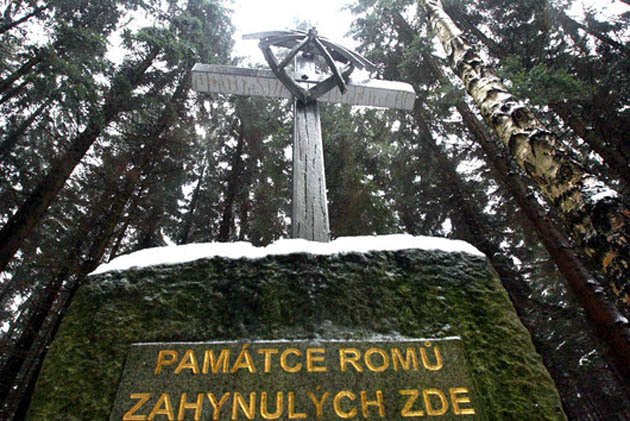 Zemřelí ze sběrného tábora odpočívají na hřbitůvku Žalkov. Místo je kulturní památkou.