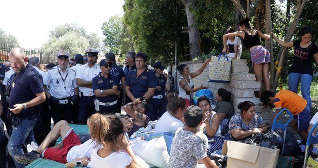 Italové vyklidili romský tábor se 400 lidmi. Evropskému soudu navzdory