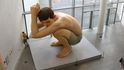 Obrovské, opravdové, skutečné – sochy australského sochaře Ronalda Muecka budí pozornost   nahotou, v níž jsou lidské bytosti zobrazené – od narození až k smrti.