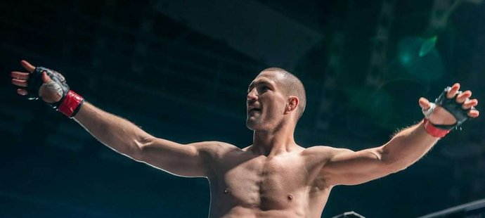 Rony je v kleci jako v rauši.