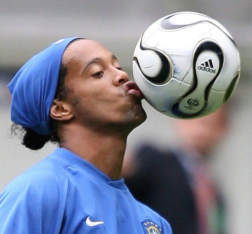 Brilantní technik Ronaldinho v dresu národního týmu Brazílie