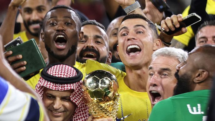 Ronaldo oslavuje vítězství svého klubu Al Nassr v Arabském poháru mistrů.