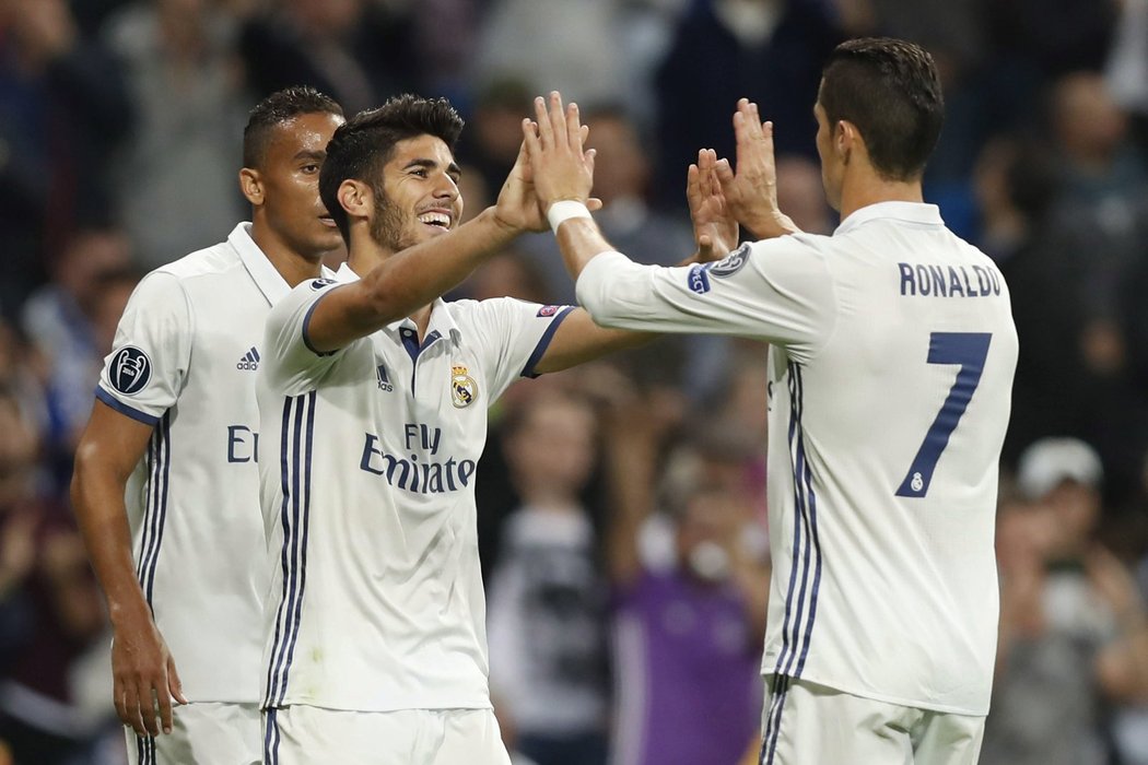 Záložník Realu Madrid je ve formě, po gólu mu gratuluje Cristiano Ronaldo