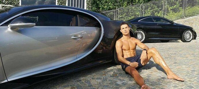 Sexy Cristiano a luxusní vozy, to jde k sobě.