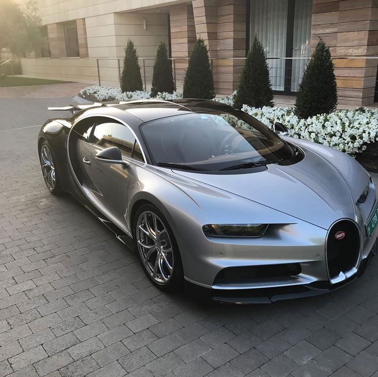 Bugatti Chiron stojí zhruba 63 milionů korun a jede až 420 km/h.