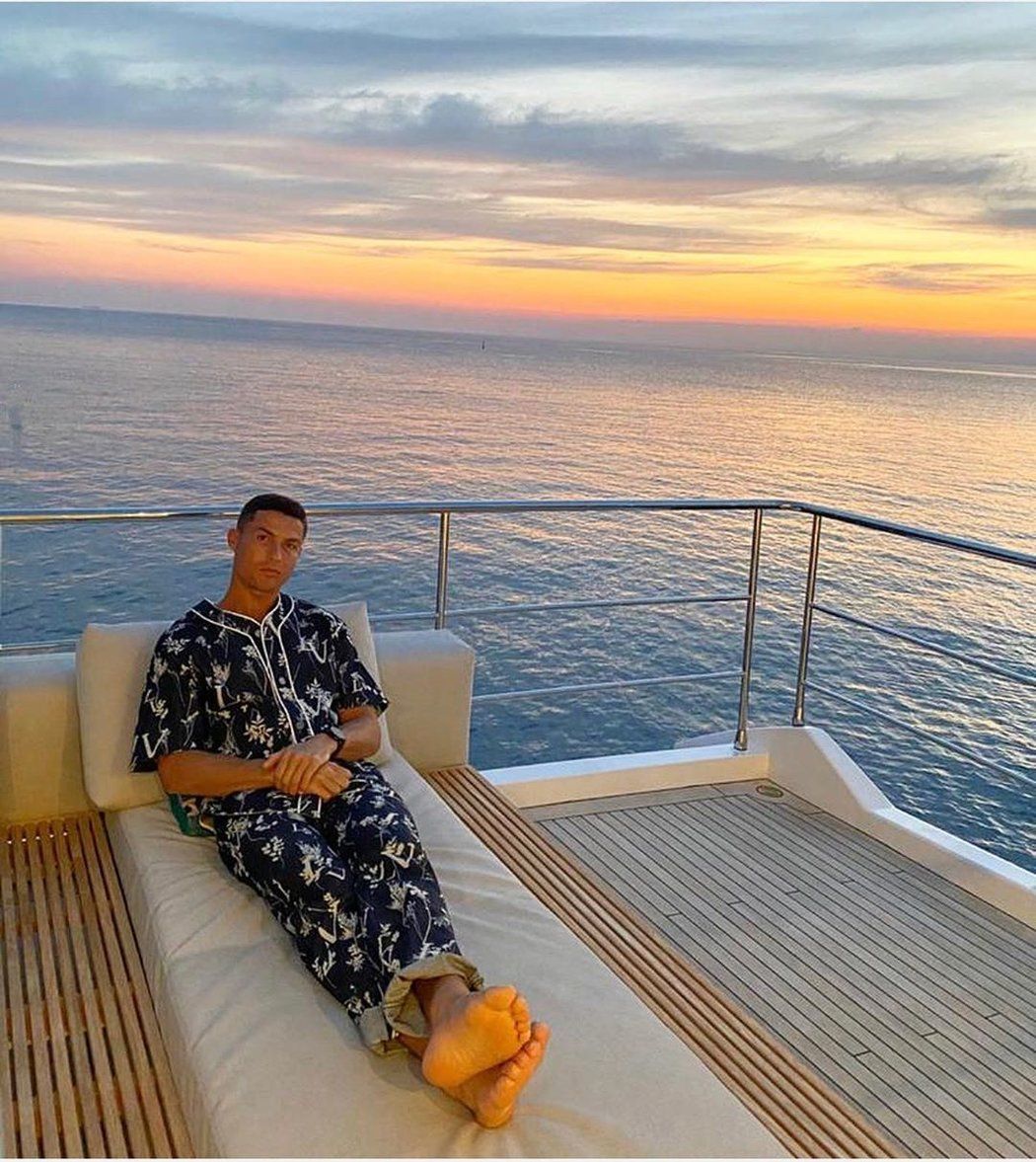 Cristiano Ronaldo si noci na moři užívá v luxusním pyžamu za 53 tisíc