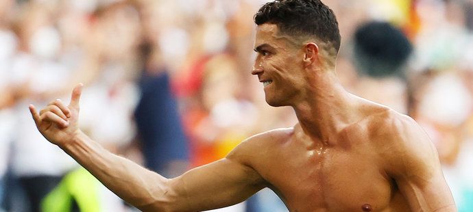 Cristiano Ronaldo rozpálil fanynky. Po utkání Portugalska s Německem sundal triko a ukázal vyrýsovanou postavu!