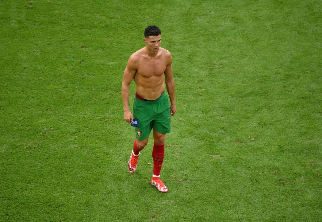 Cristiano Ronaldo rozpálil fanynky. Po utkání Portugalska s Německem sundal triko a ukázal vyrýsovanou postavu!