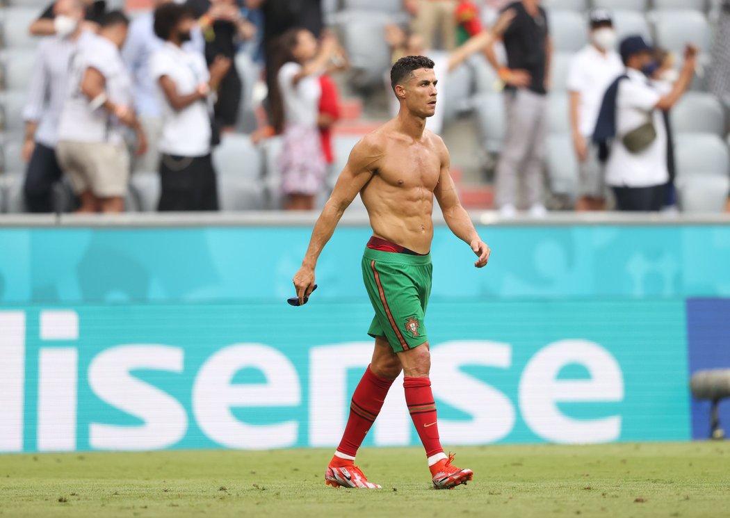 Cristiano Ronaldo rozpálil fanynky. Po utkání Portugalska s Německem sundal triko a ukázal vyrýsovanou postavu!