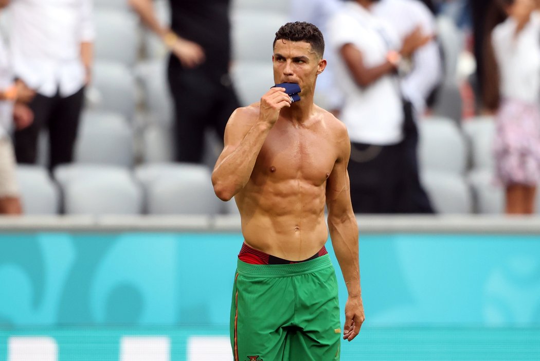 Cristiano Ronaldo rozpálil fanynky. Po utkání Portugalska s Německem sundal triko a ukázal vyrýsovanou postavu!