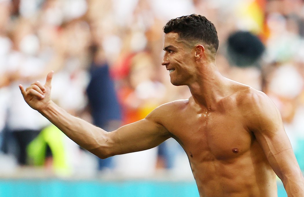 Cristiano Ronaldo rozpálil fanynky. Po utkání Portugalska s Německem sundal triko a ukázal vyrýsovanou postavu!