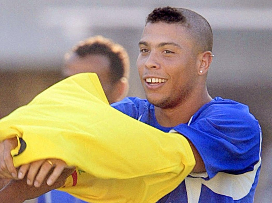Slavný střelec Ronaldo se omluvil za děsivý účes na MS 2002