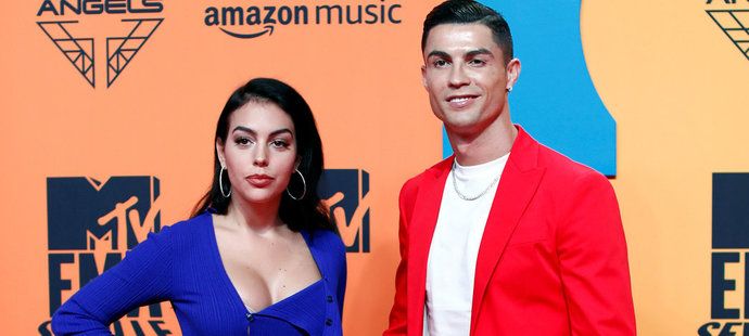 Partnerka fotbalisty Cristiana Ronalda sexy Georgina dělala doprovod portugalskému útočníkovi na udílení hudebních cen MTV Europe.