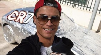 Ronaldo oblepil auto parťákovi Quaresmovi: Budeš rychlejší!