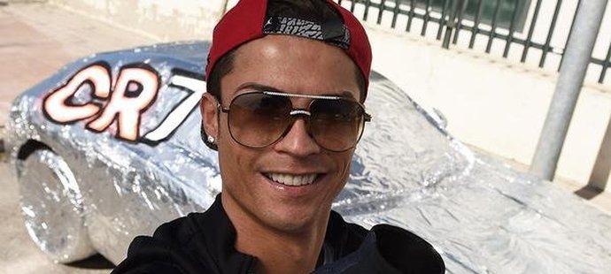 Cristiano Ronaldo polepil auto svému spoluhráči z Portugalska Ricardo Quaresmovi