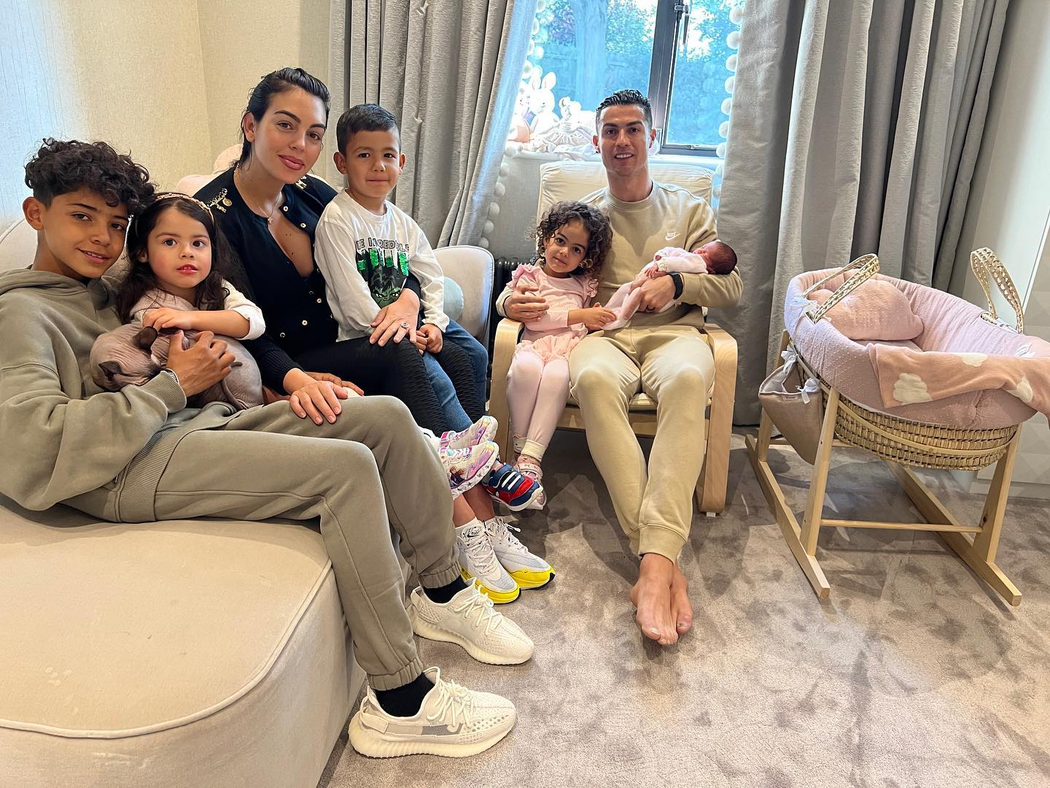Ronaldo ukázal první foto novorozené holčičky a celé rodiny