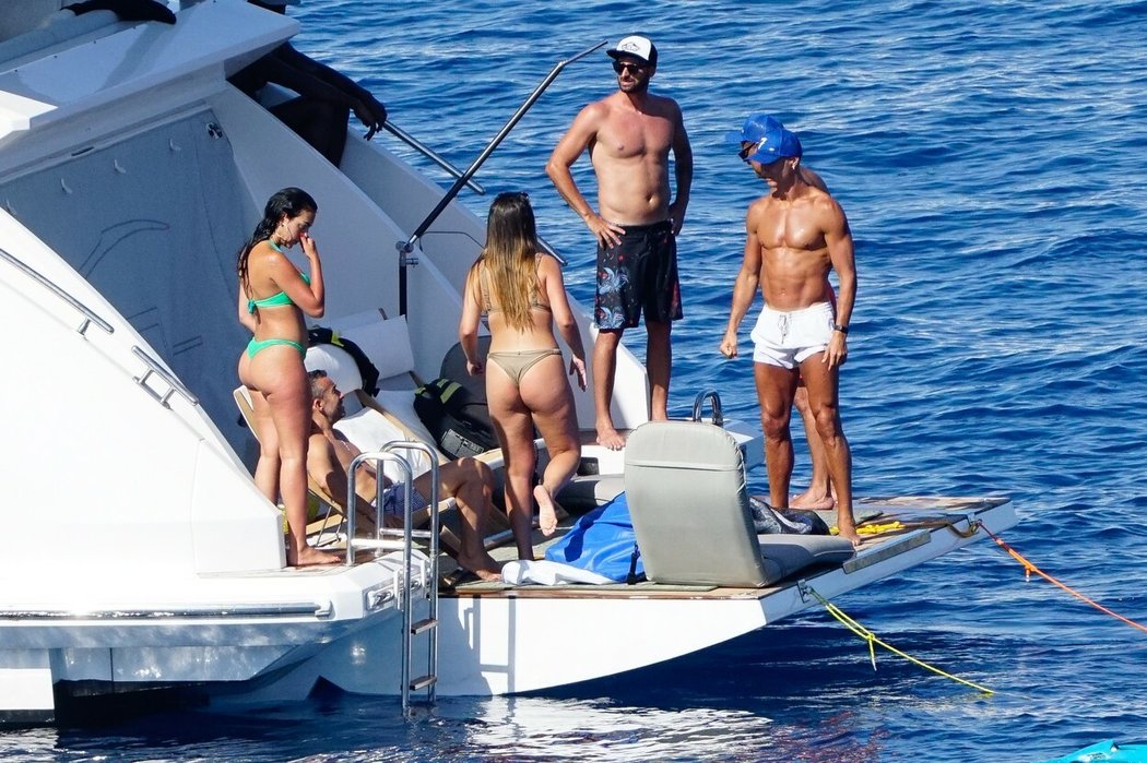 Cristiano Ronaldo si na Mallorce užívá svou dovolenou po boku přátel a rodiny