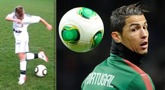 VIDEO: Ronaldo, koukej! Tady máš dvojníka, je mu DESET let!