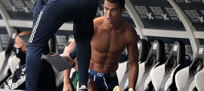 Notičky pro naháče. Cristiano Ronaldo šel na střídačce do slipů a vyslechl trenérské pokyny.