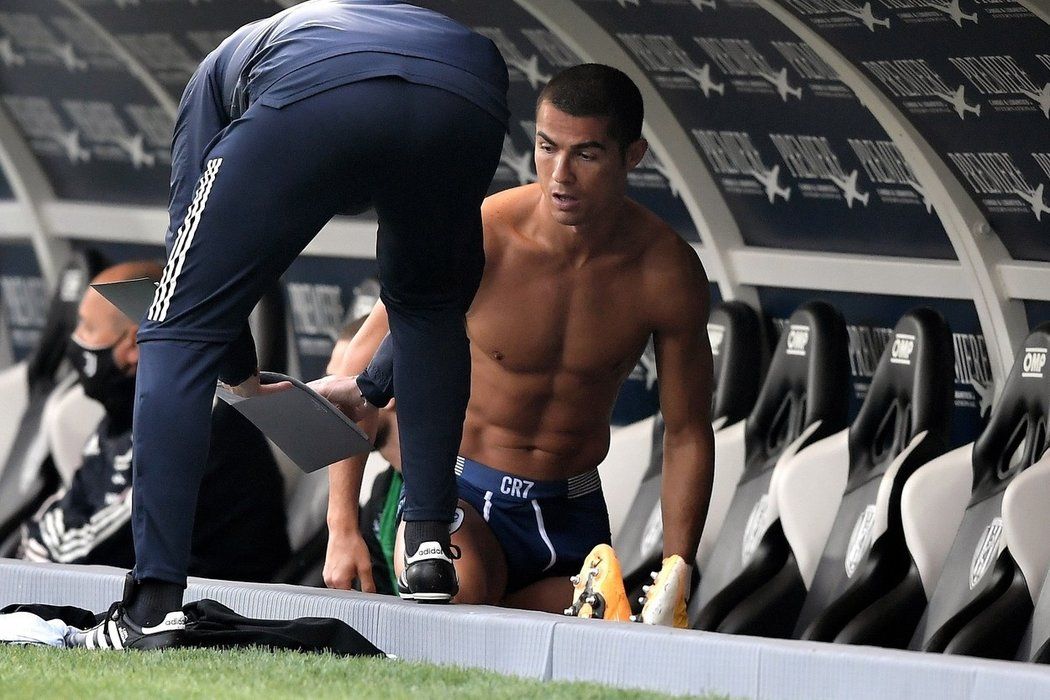 Notičky pro naháče. Cristiano Ronaldo šel na střídačce do slipů a vyslechl trenérské pokyny.