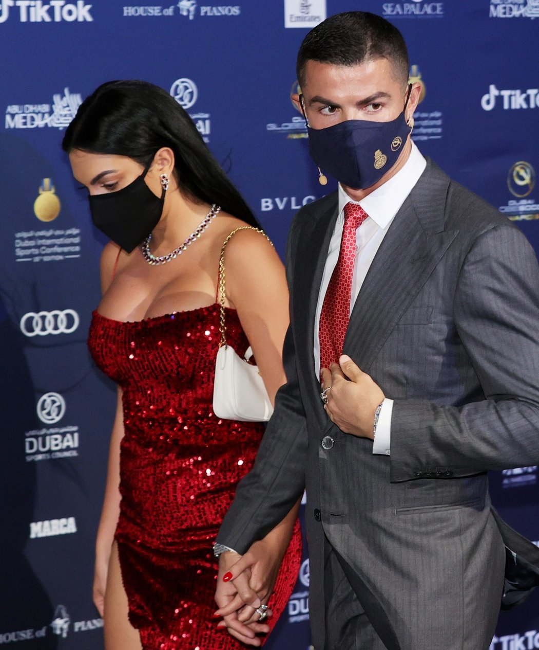 Ronaldo může jít na nákup jedině maskovaný.