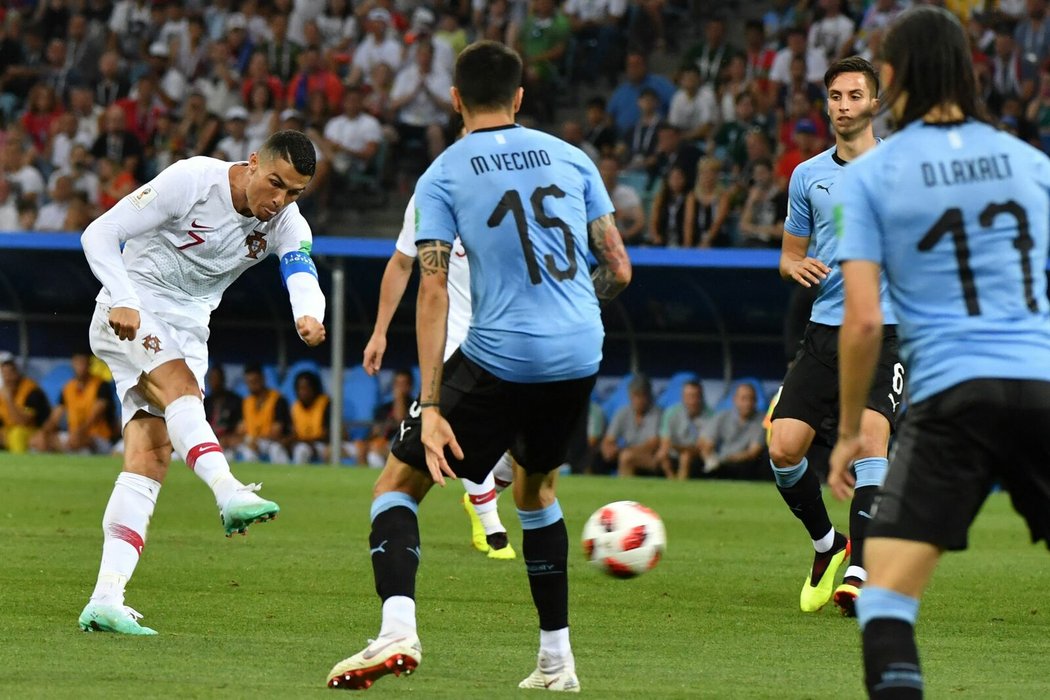 Za ušima vylepaný a s řídkou bradkou propálil Ronaldo v Rusku obranu Uruguaye