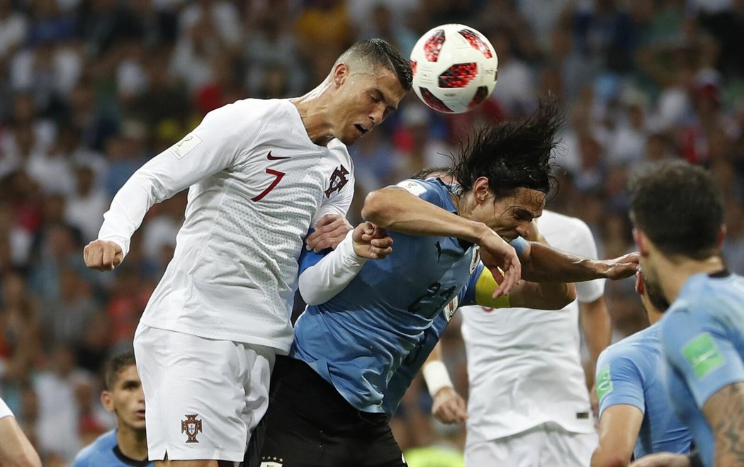 Za ušima vylepaný a s řídkou bradkou propálil Ronaldo v Rusku obranu Uruguaye