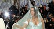 Sekne jí to, co? Nevěsta si svatební šaty vyzkoušela na květnové akci Met Gala. Sekne jí to, co? Nevěsta si svatební šaty vyzkoušela na květnové akci Met Gala.