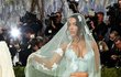 Sekne jí to, co? Nevěsta si svatební šaty vyzkoušela na květnové akci Met Gala. Sekne jí to, co? Nevěsta si svatební šaty vyzkoušela na květnové akci Met Gala.