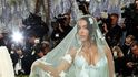 Sekne jí to, co? Nevěsta si svatební šaty vyzkoušela na květnové akci Met Gala.