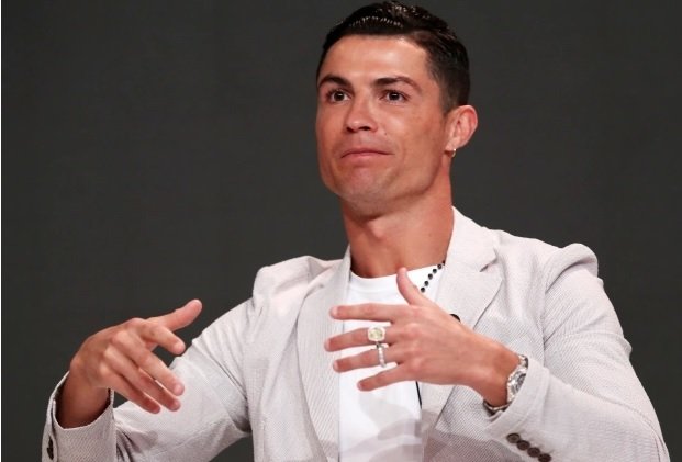 Cristiano Ronaldo v Dubaji ukázal luxusní kousky. Může si ho dovolit.
