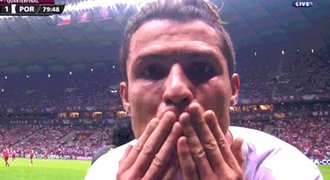 VIDEO: 'Ronaldo poslal pusu Messimu?' spekulují fanoušci