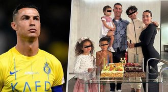 Ronaldo obklopen rodinou dostal k 39. narozeninám bílé růže: Svatební trénink?!