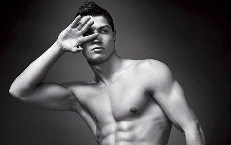 Ronaldo se dennodenně kouká na obraz svého těla. Jen na něm nemá spodní prádlo.
