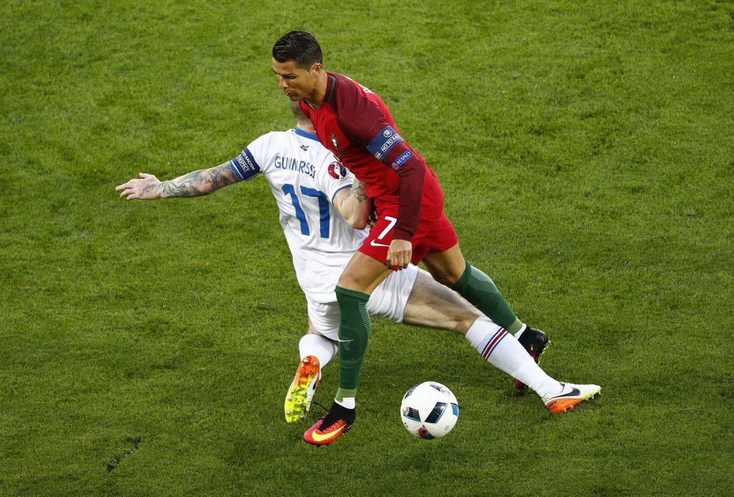 Hvězdný Portugalec Cristiano Ronaldo v akci proti Islandu