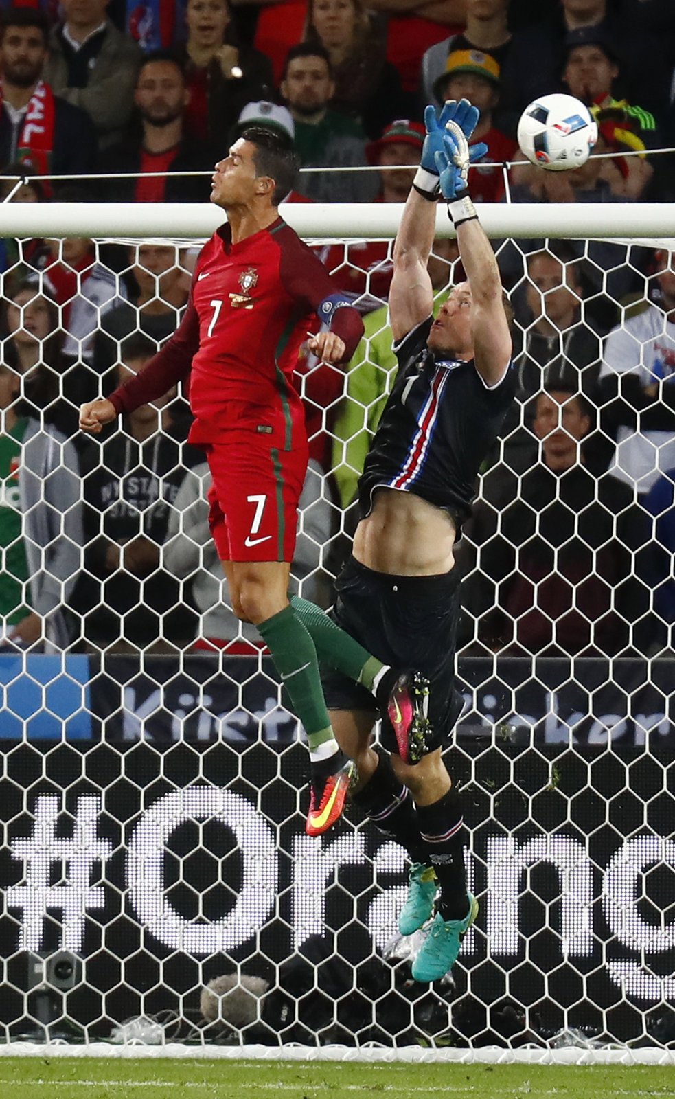 Útočník Portugalska Cristiano Ronaldo v souboji s brankářem Islandu