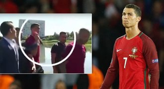 Otázka na Ronalda?! Hvězda bez gólu hodila mikrofon do vody