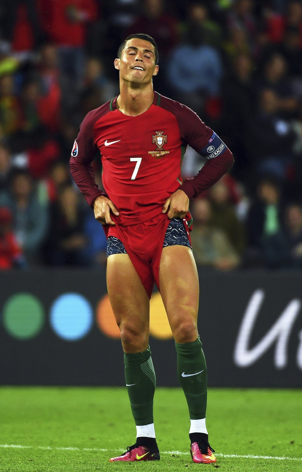 Portugalec Cristiano Ronaldo po neproměněné penaltě proti Rakousku