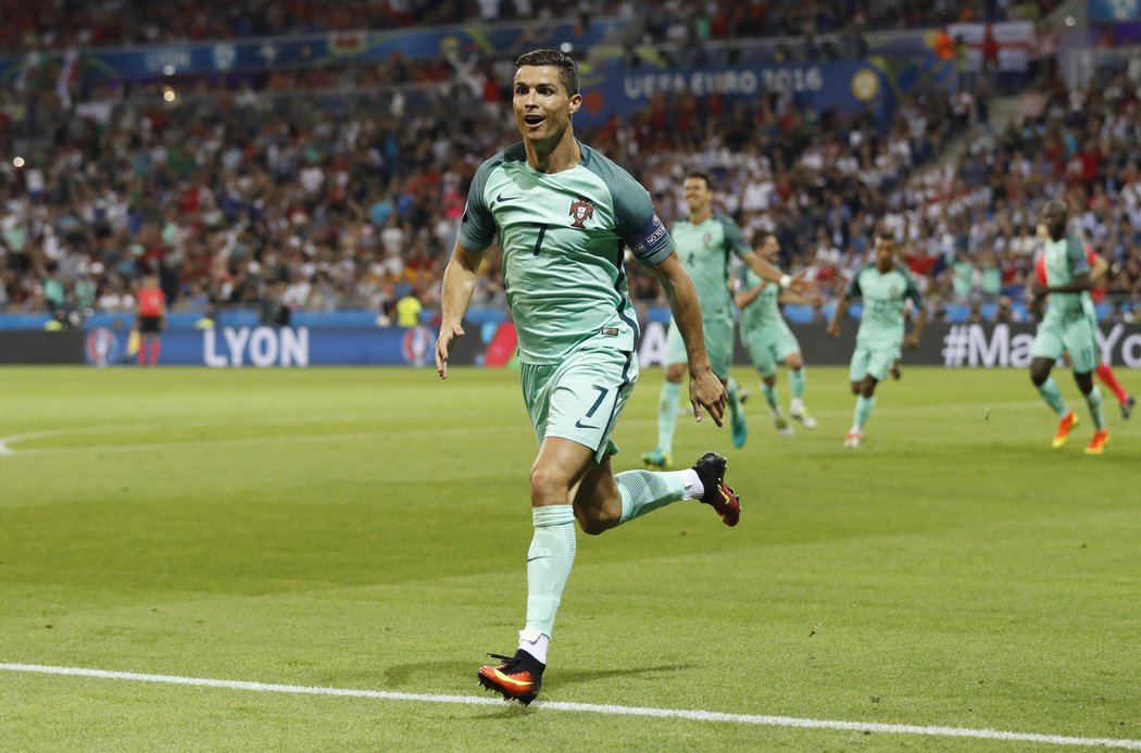 Portugalec Cristiano Ronaldo otevřel skóre zápasu s Walesem