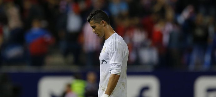 Hvězdný útočník Realu Madrid Cristiano Ronaldo v důležitém zápase na půdě Atlétika zklamal