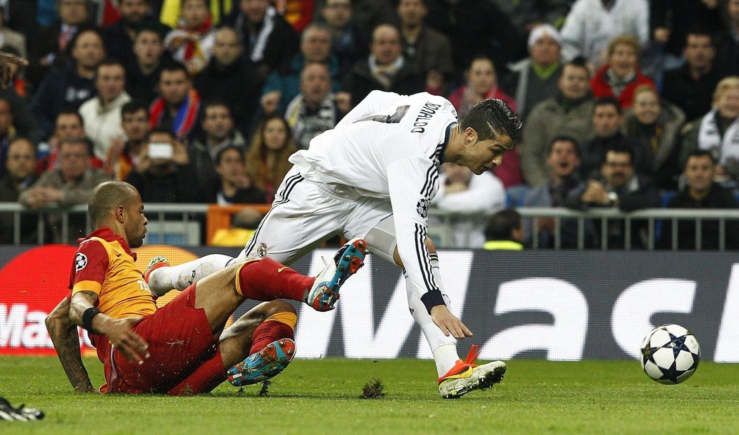 Cristiano Ronaldo v souboji s Felipem Melem.