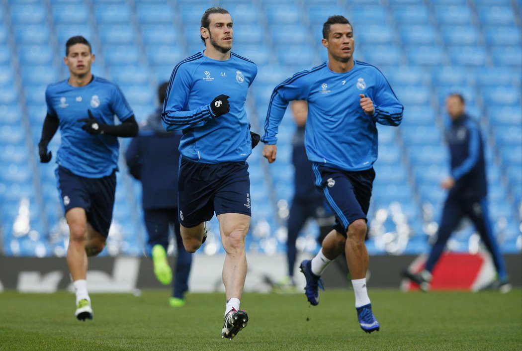 Cristiano Ronaldo a Gareth Bale na tréninku, v pozadí James