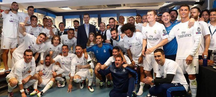 Fotbalisté Realu Madrid slaví postup do finále Ligy mistrů, mezi nimi je také španělský král