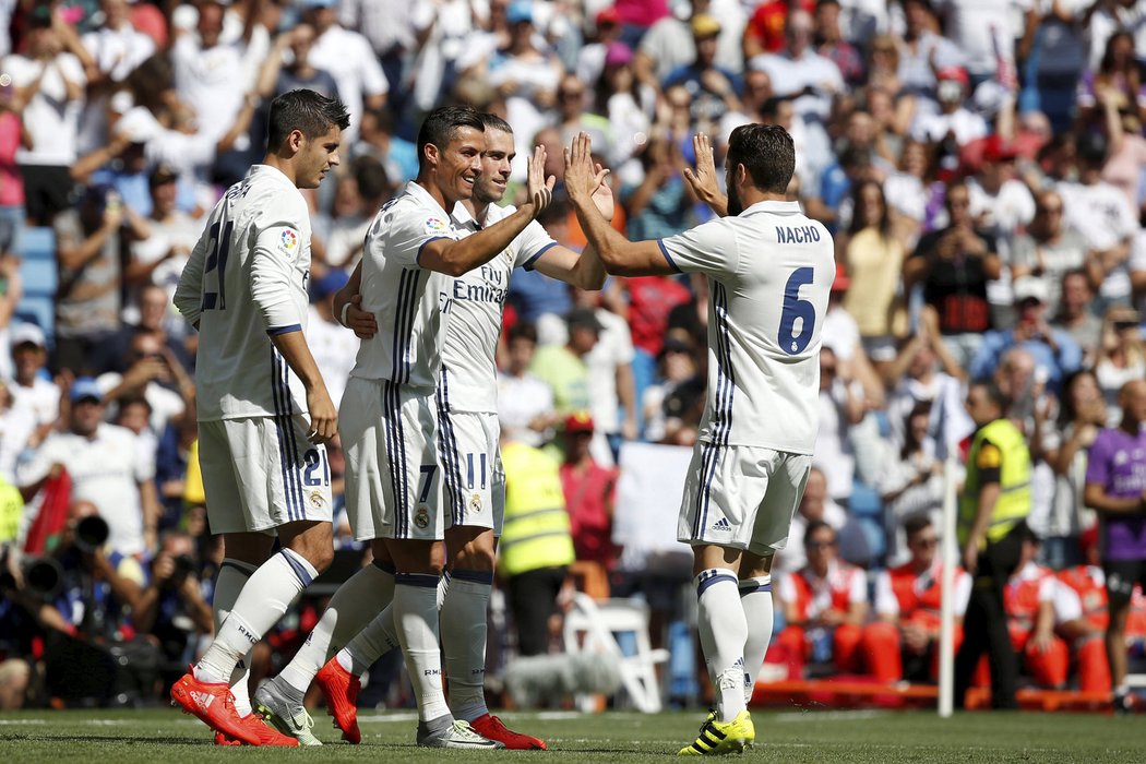Fotbalisté Realu Madrid slaví gól do sítě Osasuny
