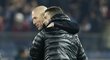 Trenér Zinedine Zidane objímá Cristiana Ronalda, který dal ve finále MS klubů hattrick
